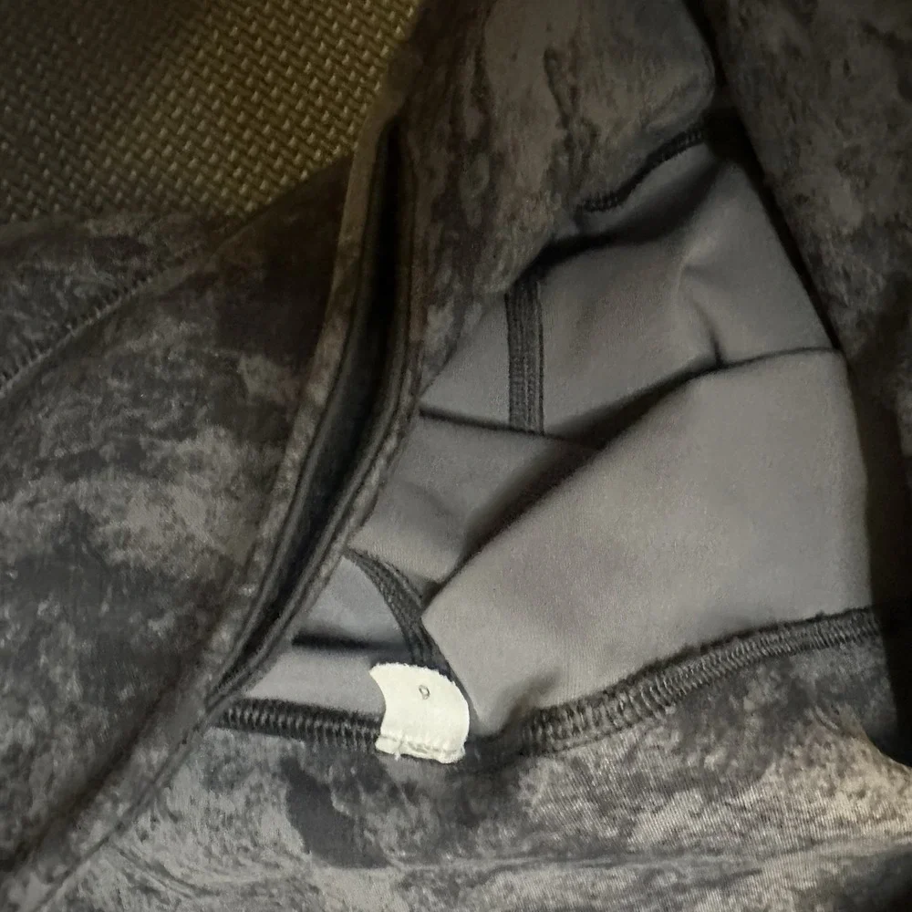 Lululemon 3/4 Leggings Grey And Black Print Size 6